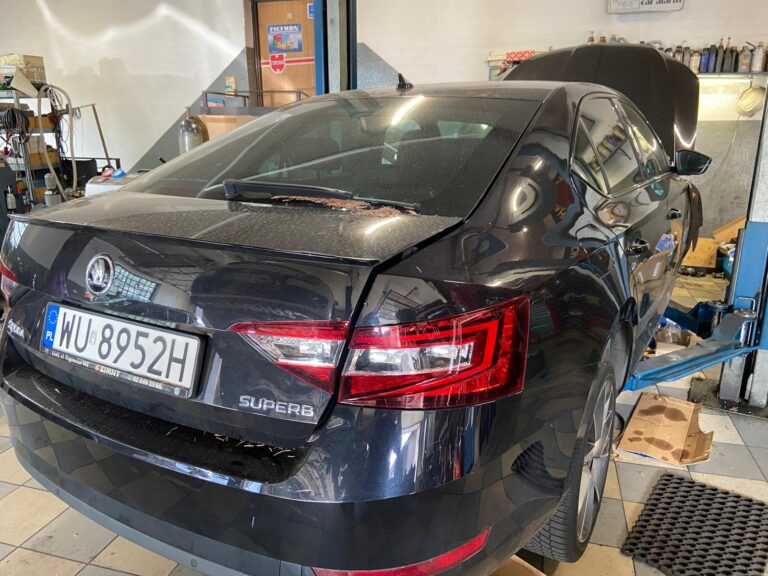Skoda Superb w warsztacie podczas kompletnego serwisu silnika